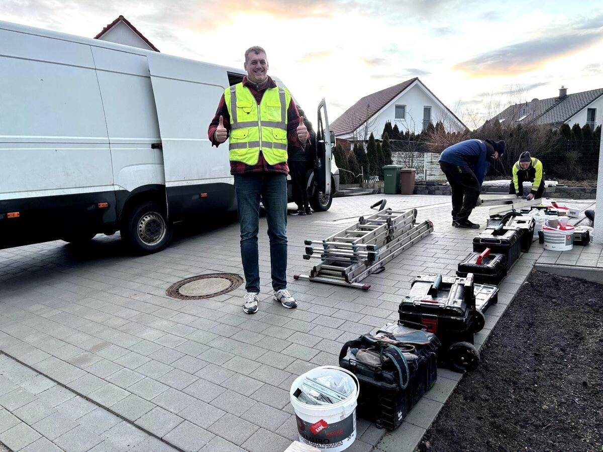Inhaber Roman Fast und sein Montageteam mit Transporter beim Vor-Ort-Einsatz an einem Garagenprojekt